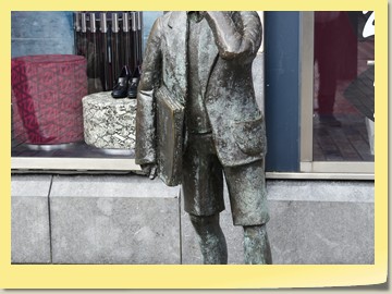 Statue eines Zeitungsjungen in Cork, der das Abendecho verkauft 