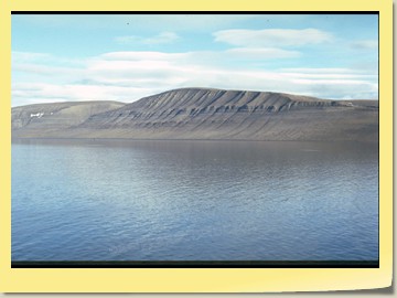 Steilküste der Barentsinsel im Freemansund