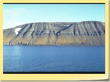 Steilküste der Edge-Insel im Freemansund