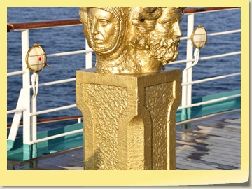 Die natürliche Patina der Bronzestatuen wurden mit Goldfarbe übermalt (vorheriger Charterer)