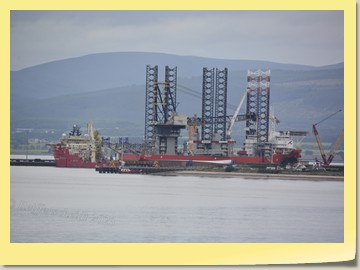 Ölbohrschiff im Hafen