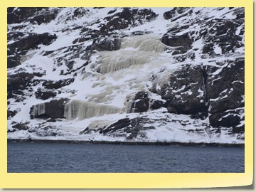Gefrorener Wasserfall im Bøkfjord