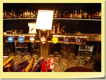 Viele teure Biere an der Bar (0,6L=10,50€)
