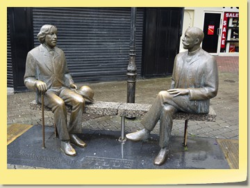 Denkmal mit Oscar Wilde (links)