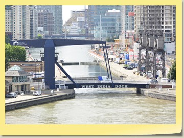 Zugbrücke am West India Dock