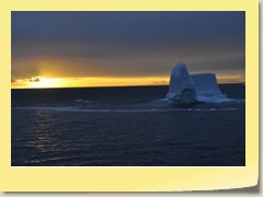 Eisberge im Sonnenuntergang