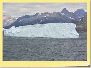 Treibende Eisberge vor der Südküste