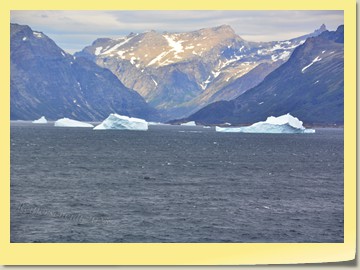 Treibende Eisberge vor der Südküste