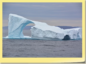 Treibende Eisberge vor der Südküste