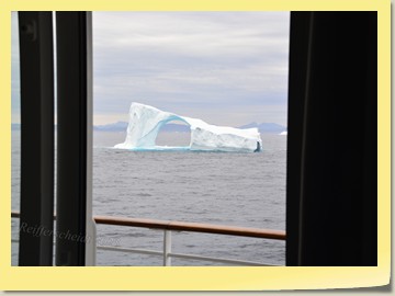 Treibende Eisberge vor der Südküste