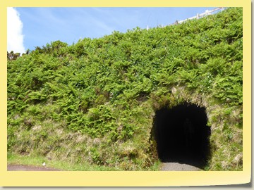Tunnel zum Aussichtspunkt der Caldeira Cabeço Gordo