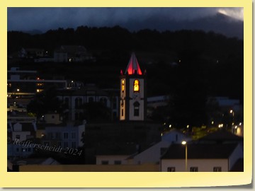 Glockenturm in Horta bei Nacht
