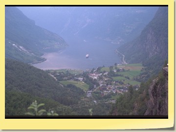 Blick auf den Geiranger Fjord mit der BREMEN