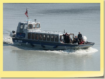 Grönländische Tenderboote bringen uns zur BREMEN