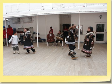 Tanzaufführung der Eskimos - Cambridge Bay / Kanada