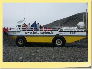 Fahrt durch den Gletschersee des Vatnajökull