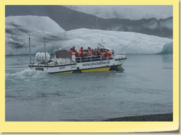Fahrt durch den Gletschersee des Vatnajökull