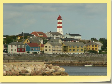 Alnes Leuchtturm auf der Insel Godøy