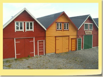 Ehemalige Fischerhütten auf  der Insel Godøy