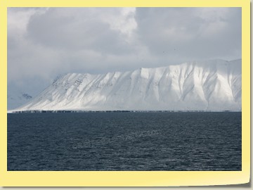 Im Lieftefjord verschneite Berge