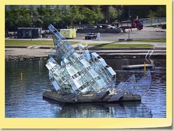 She Lies, Skulptur von M. Bonvicini