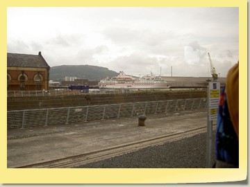 Blick von den TITANIC-Docks auf die HANSEATIC in Belfast