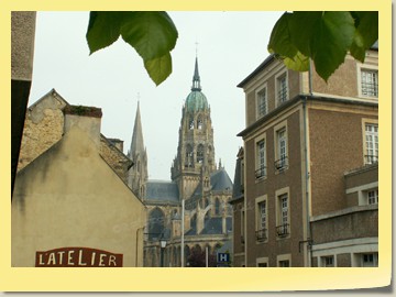Erster Blick auf die Kathedrale von Bayeux